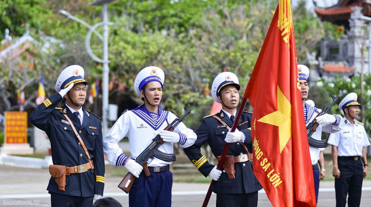 Images of the flag raising ceremony on Truong Sa island