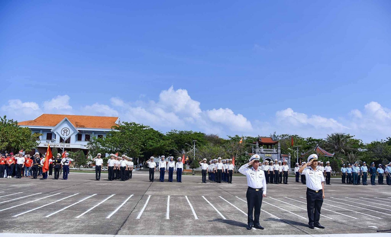 Images of the flag raising ceremony on Truong Sa island