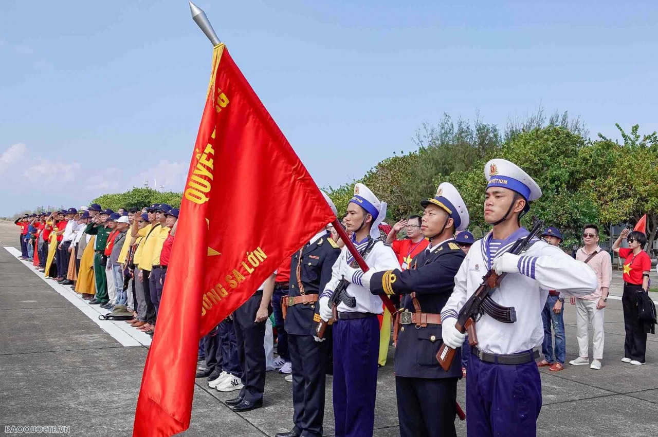 Images of the flag raising ceremony on Truong Sa island