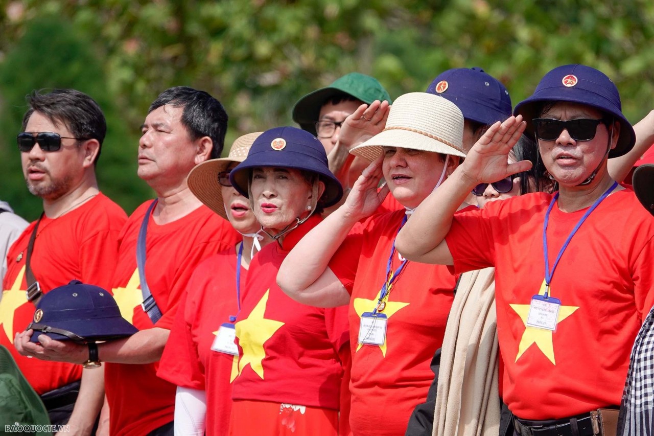 Images of the flag raising ceremony on Truong Sa island