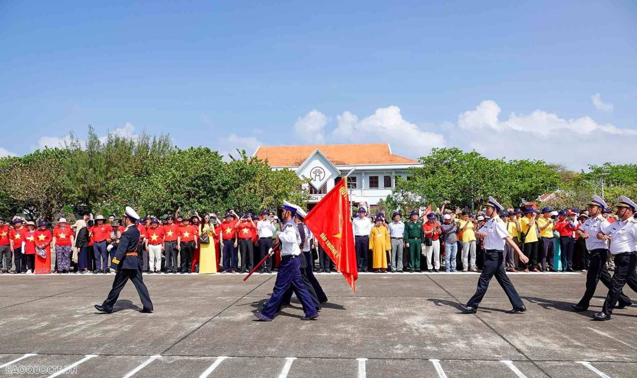 Images of the flag raising ceremony on Truong Sa island