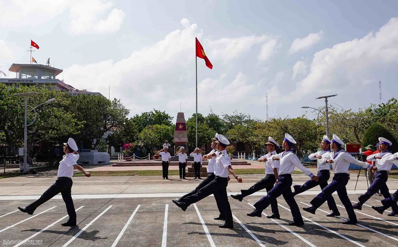 Images of the flag-raising ceremony on Truong Sa island Images of the flag raising ceremony on Truong Sa island