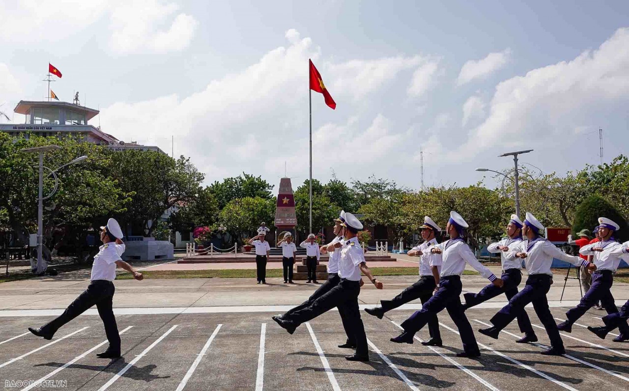 Images of the flag raising ceremony on Truong Sa island