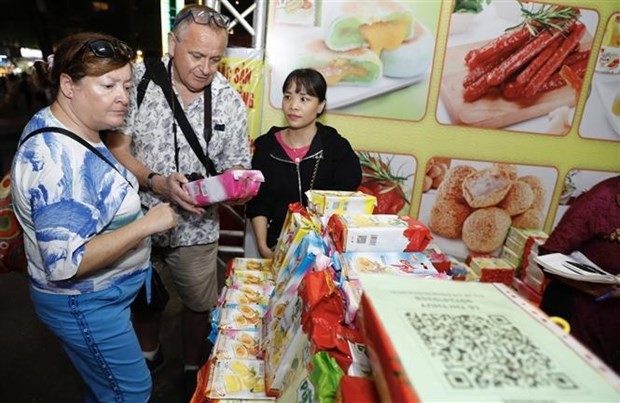 Visitors at a booth of the “Proud of Vietnamese Goods” programme 2023 in Hanoi on Dec 9. (Source: VNA)