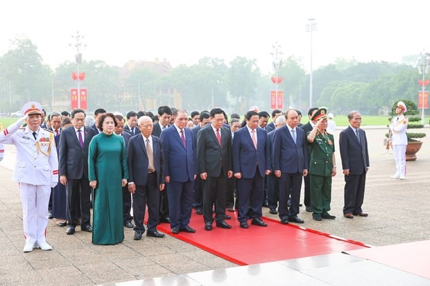 Leaders pay tribute to President Ho Chi Minh on National Reunification Day | Politics | Vietnam+ (VietnamPlus)