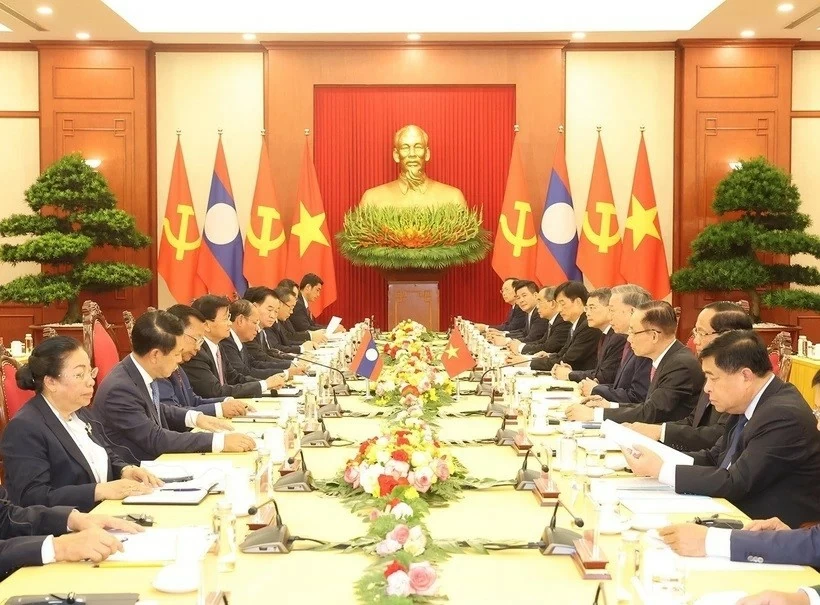 Vietnam, Laos top leaders hold talks in Hanoi