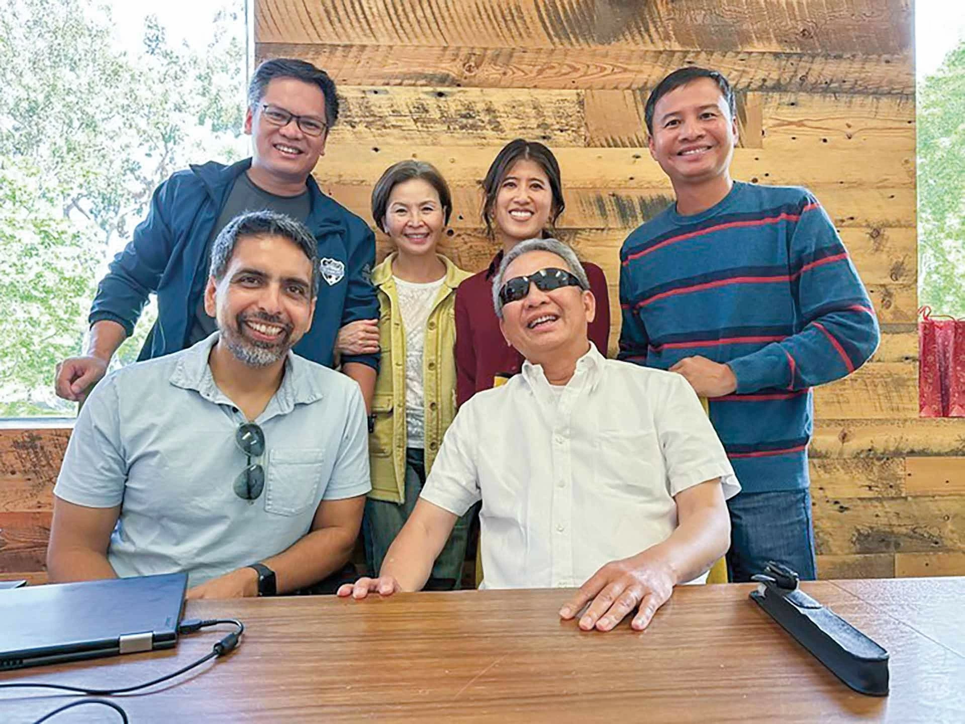 Doanh nhân Phạm Đức Trung Kiên và các cộng sự. Doanh nhân Phạm Đức Trung Kiên và các cộng sự.