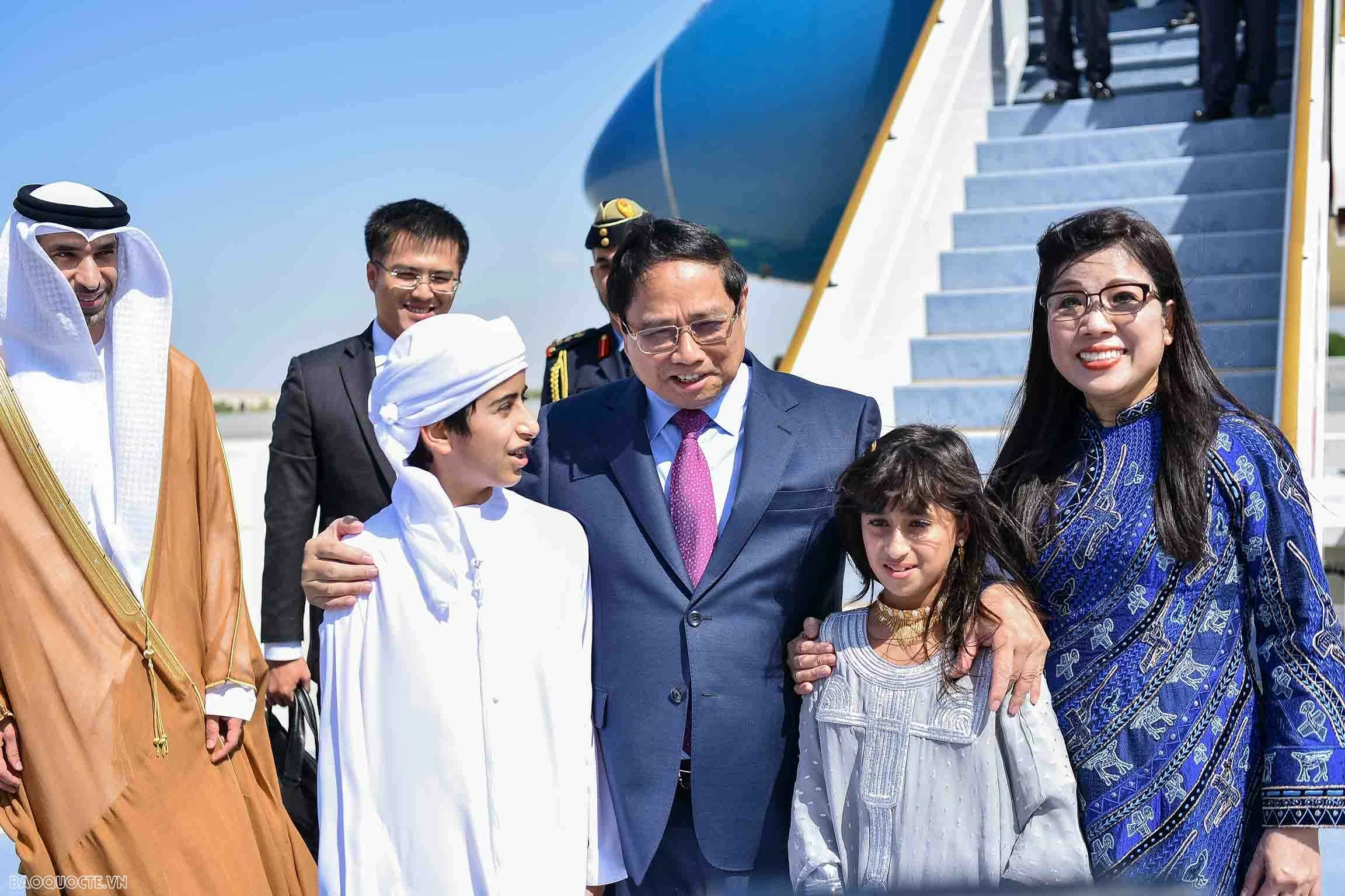 Hai em nhỏ tặng hoa cho Thủ tướng và Phu nhân. Thủ tướng Phạm Minh Chính và Phu nhân chụp ảnh lưu niệm cùng 2 em nhỏ. Hai em nhỏ tặng hoa cho Thủ tướng và Phu nhân. Thủ tướng Phạm Minh Chính và Phu nhân chụp ảnh lưu niệm cùng 2 em nhỏ.