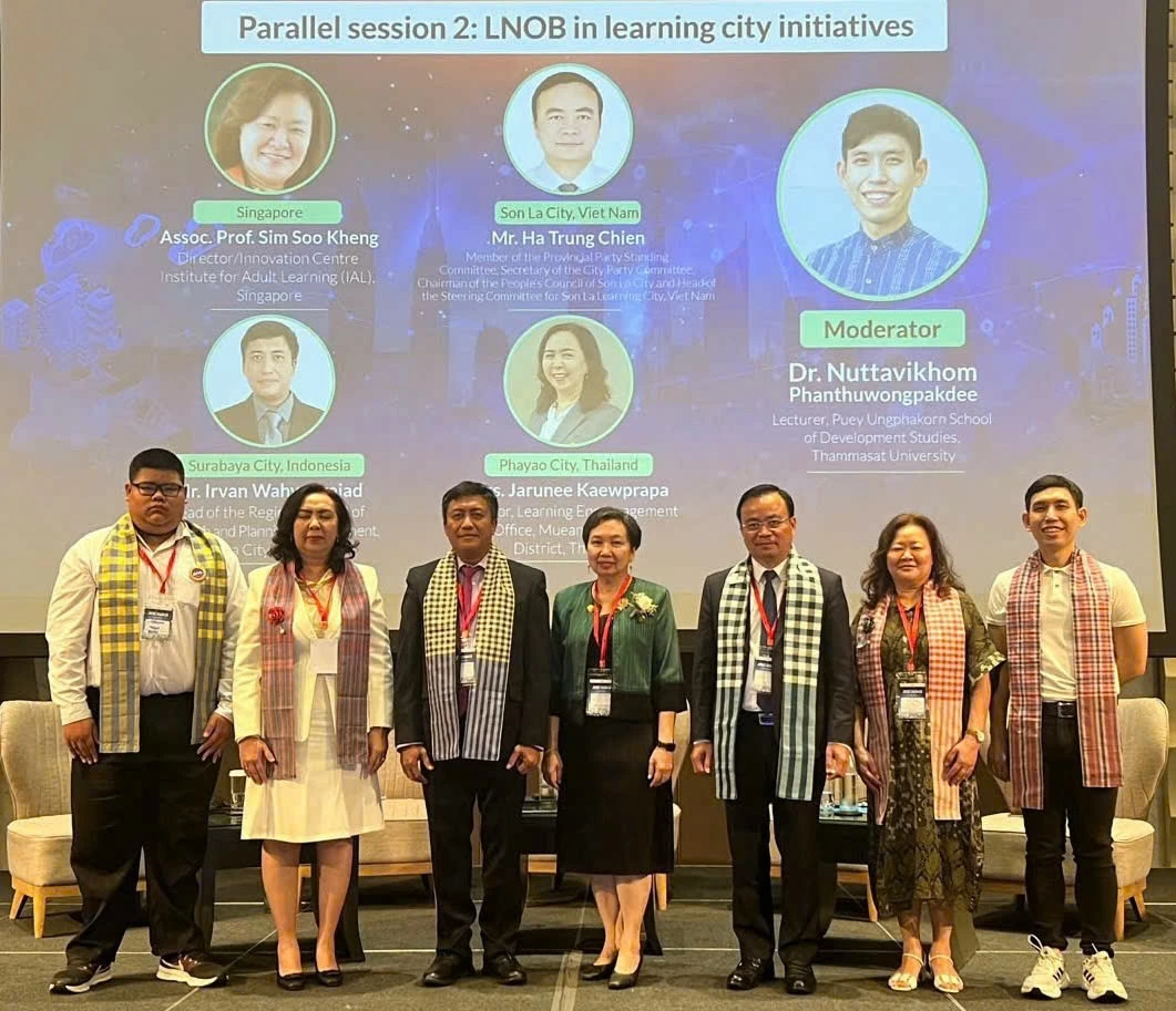 Ông Hà Trung Chiến, Bí thư thành uỷ thành phố Sơn La, Trưởng ban chỉ đạo Thành phố học tập toàn cầu Sơn La trình bày tại phiên thảo luận song song. Ông Hà Trung Chiến, Bí thư thành uỷ thành phố Sơn La, Trưởng ban chỉ đạo Thành phố học tập toàn cầu Sơn La trình bày tại phiên thảo luận song song.