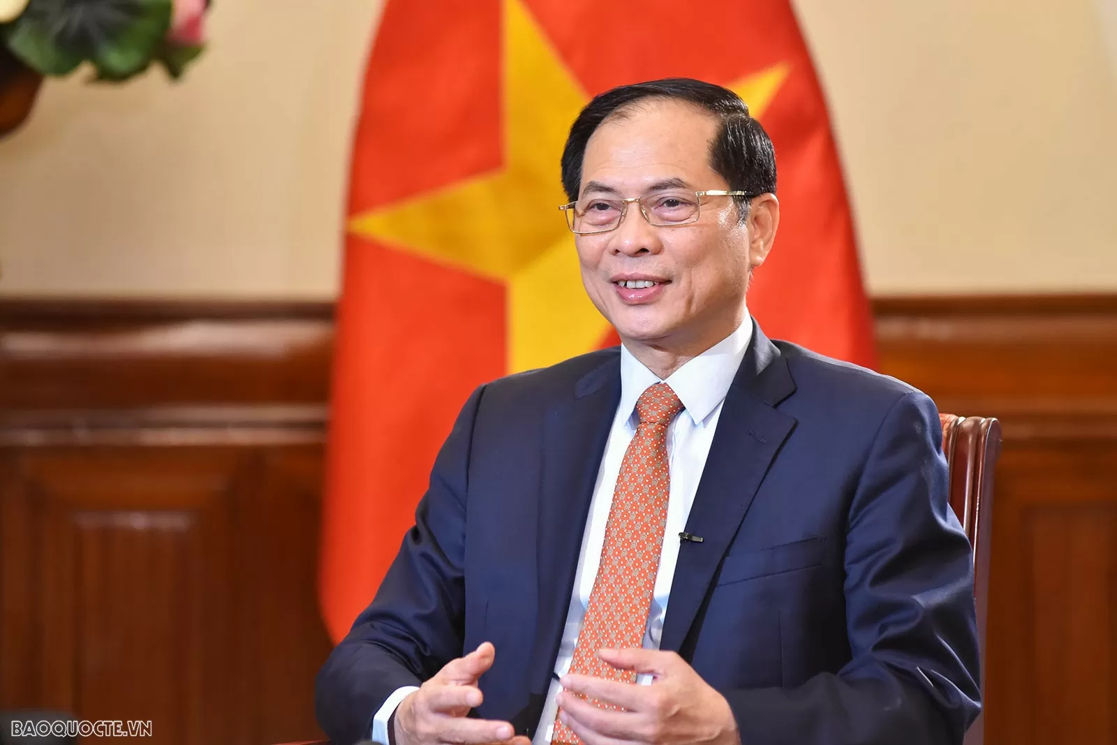 Chân dung Phó Thủ tướng, Bộ trưởng Ngoại giao Bùi Thanh Sơn, trả lời phỏng vấn báo chí. (Ảnh: Tuấn Anh)