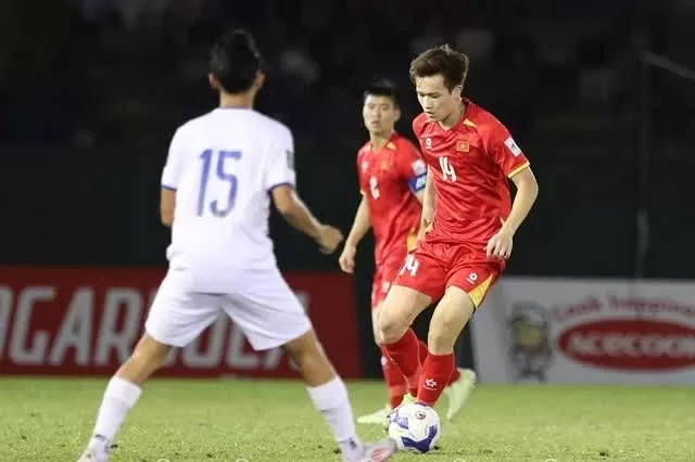 Midfielder Nguyen Hoang Duc invited to watch Manchester City match