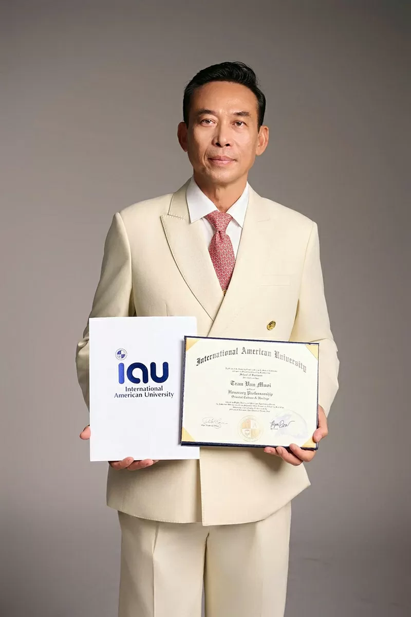 On November 30, 2024, the International American University (IAU) in Germany awarded the title of Honorary Professor to world record holder and entrepreneur Tran Van Muoi in recognition of his contributions to the community.