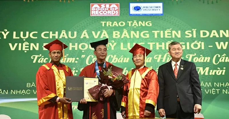 Entrepreneur and world record holder Tran Van Muoi was honoured with an honorary doctorate degree from the World Records University on January 6, 2024. Entrepreneur and world record holder Tran Van Muoi was honoured with an honorary doctorate degree from the World Records University on January 6, 2024.