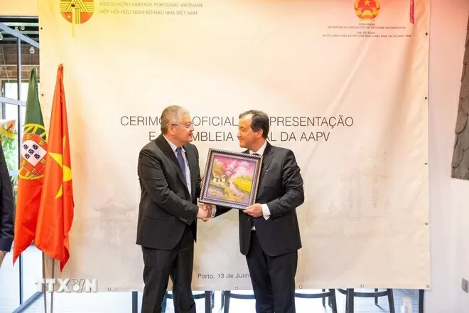 Đại biện Đại sứ quán Việt Nam tại Bồ Đào Nha Nguyễn Mạnh Thắng trao tặng quà lưu niệm cho Lãnh đạo Hội hữu nghị Bồ Đào Nha-Việt Nam, Luật sư Jose Pedro Viera. (Ảnh: TTXVN phát) Đại biện Đại sứ quán Việt Nam tại Bồ Đào Nha Nguyễn Mạnh Thắng trao tặng quà lưu niệm cho Lãnh đạo Hội hữu nghị Bồ Đào Nha-Việt Nam, Luật sư Jose Pedro Viera. (Ảnh: TTXVN phát)