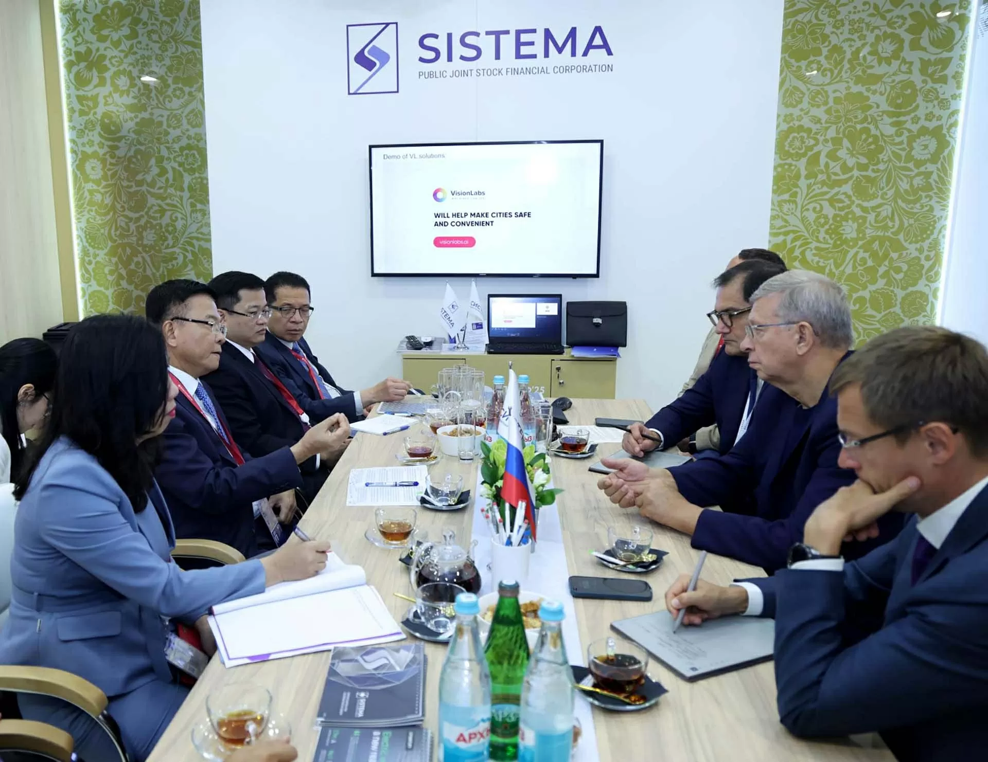 Deputy PM Le Thanh Long attends St. Petersburg economic forum, holds bilateral meetings