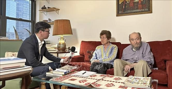 Foreign Minister Le Hoai Trung extends condolences over the passing of Cora and Peter Weiss