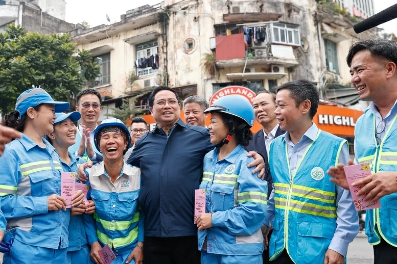 PM Pham Minh Chinh extends Tet greetings to environmental sanitation workers in Hanoi