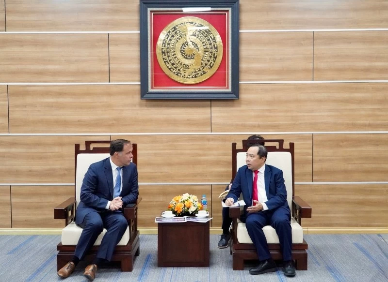 Vietnamese Minister of Science and Technology Vu Hai Quan meets with Coherent Chief Supply Chain Officer Jeff Place.