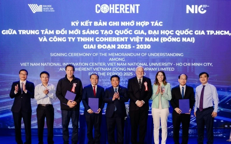 Lễ ký kết Biên bản ghi nhớ giữa Coherent Việt Nam, Trung tâm Đổi mới sáng tạo Quốc gia và Đại học Quốc gia Thành phố Hồ Chí Minh.