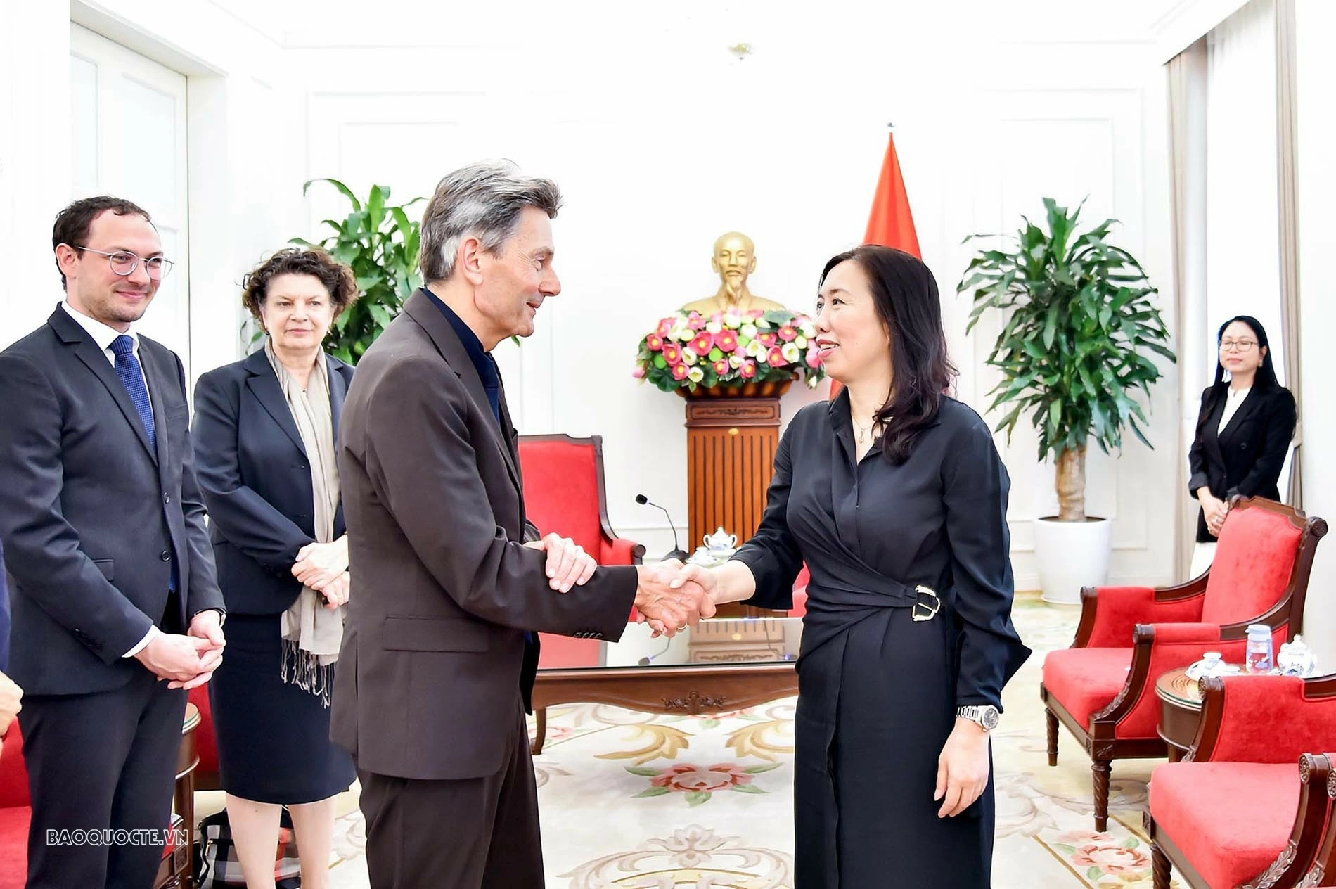 Deputy Foreign Minister Le Thi Thu Hang welcomes German Federal Parliament Member Rolf Mutzenich