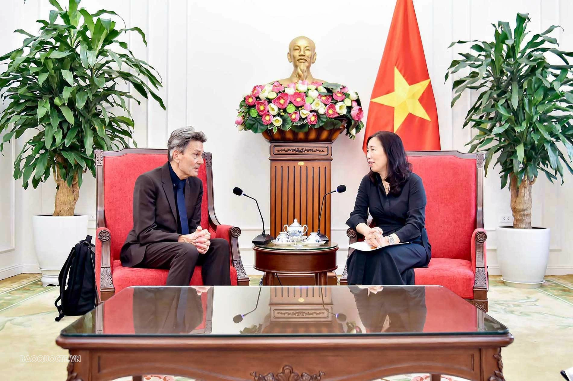 Deputy Foreign Minister Le Thi Thu Hang welcomes German Federal Parliament Member Rolf Mutzenich Deputy Foreign Minister Le Thi Thu Hang welcomes German Federal Parliament Member Rolf Mutzenich
