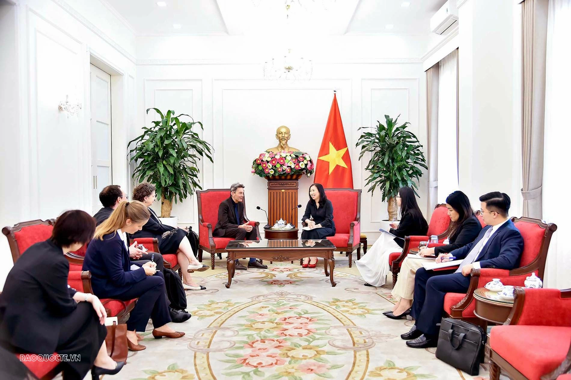 Deputy Foreign Minister Le Thi Thu Hang welcomes German Federal Parliament Member Rolf Mutzenich Deputy Foreign Minister Le Thi Thu Hang welcomes German Federal Parliament Member Rolf Mutzenich