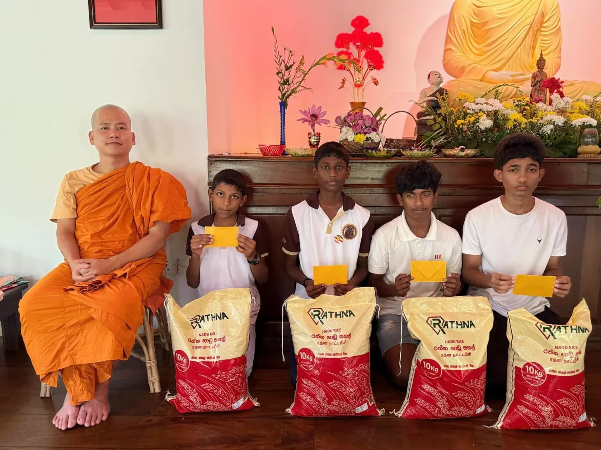 Thiền viện Trúc Lâm Sri Lanka tặng học bổng cho các em nhỏ. Một phần học bổng mỗi tháng các em nhận được 10kg gạo và 5000 Rs (tương đương 600.000 VNĐ).