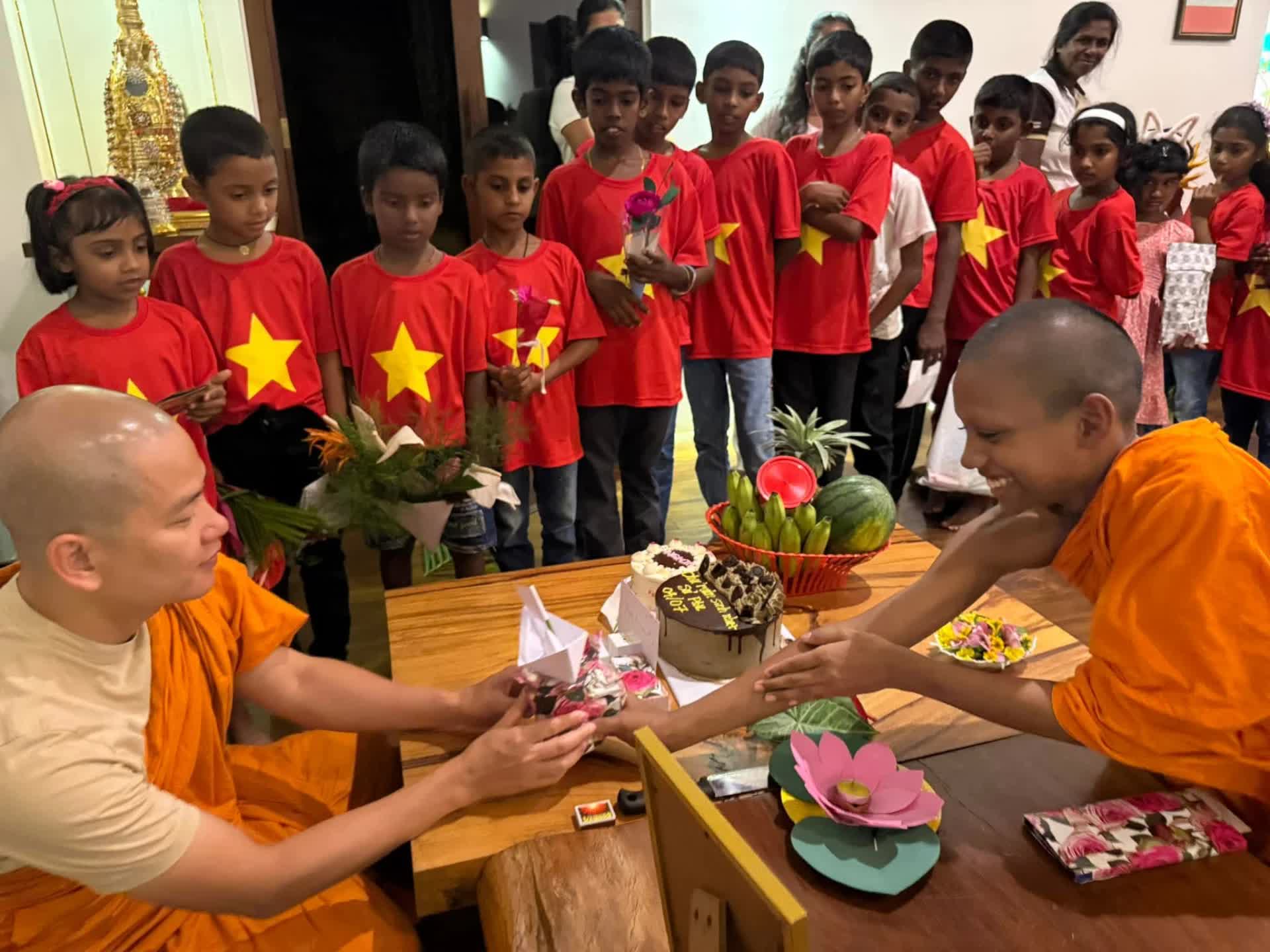 Các em nhỏ người Sri Lanka được nuôi dưỡng tại Thiền viện Trúc Lâm luôn dành tình cảm lớn cho người “sư phụ”, “người cha” thứ hai của các em. (Ảnh: NVCC)