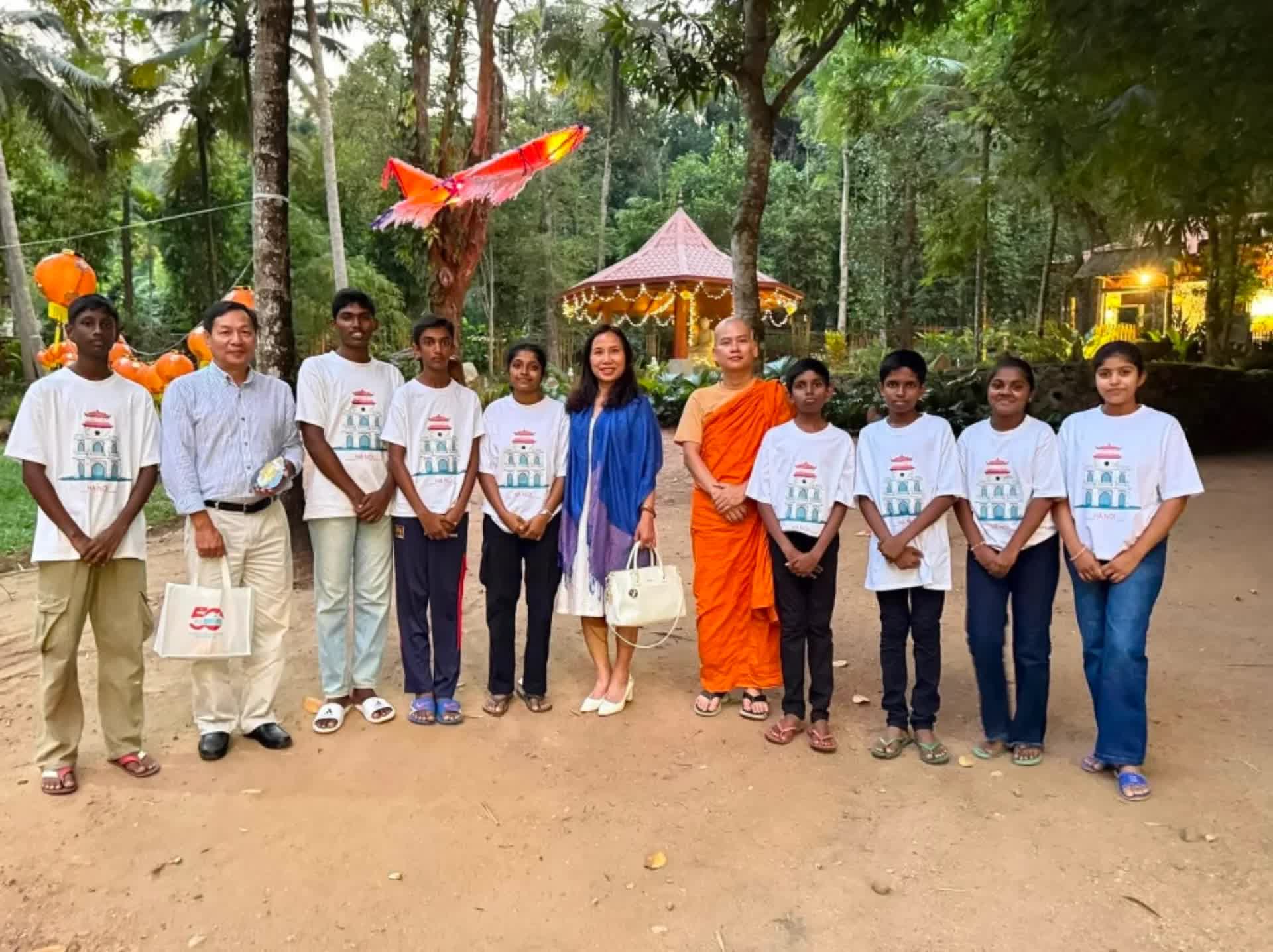 Đại sứ Việt Nam tại Sri Lanka Trịnh Thị Tâm (thứ sáu từ trái sang) chụp ảnh lưu niệm cùng Đại đức Thích Pháp Quang và các em nhỏ. (Ảnh: NVCC)