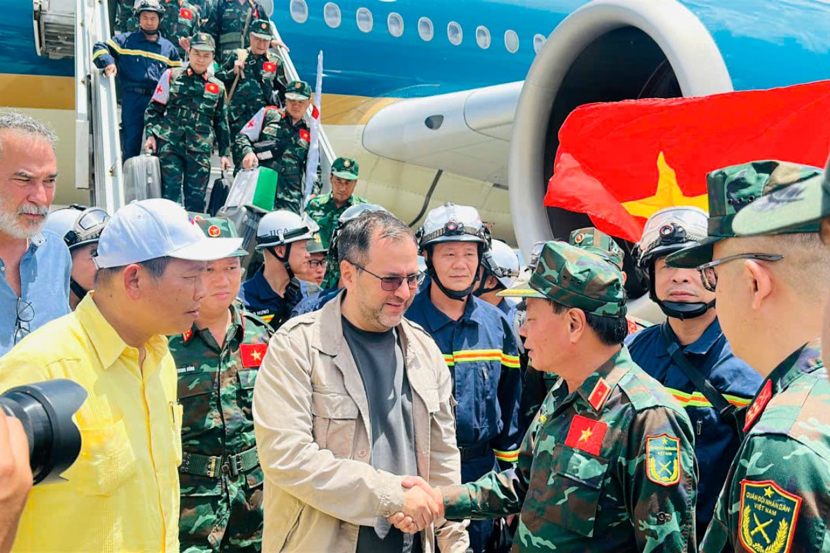 Bộ trưởng Yvan Gil Pinto bắt tay Thiếu tướng Phạm Văn Tỵ, trưởng đoàn công tác Việt Nam.