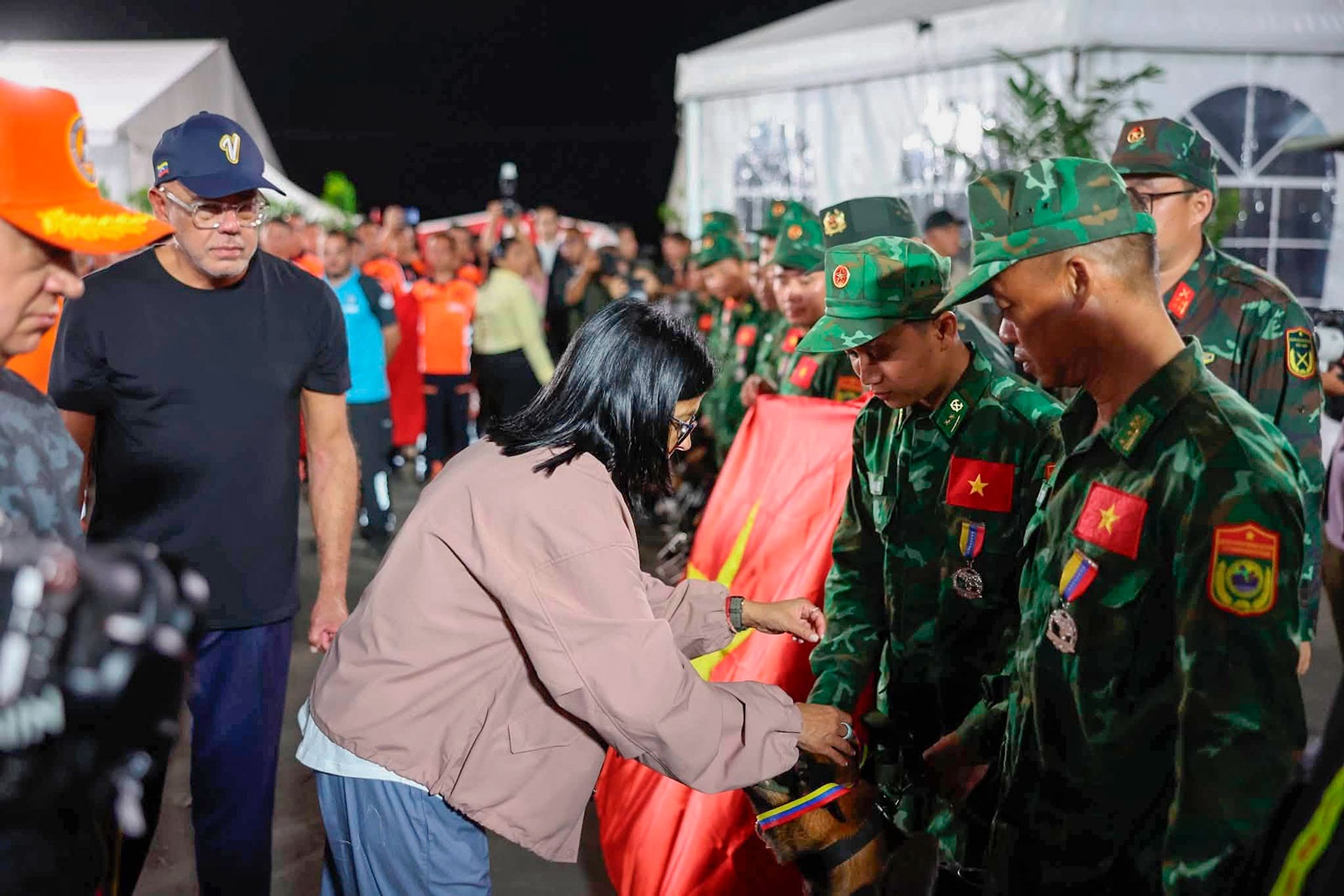 Tổng thống lâm thời Venezuela Delcy Rodríguez thăm hỏi, động viên, trao thư cảm ơn và trao tặng Huân chương Công trạng phục vụ cho đội chó nghiệp vụ của đoàn Việt Nam.
