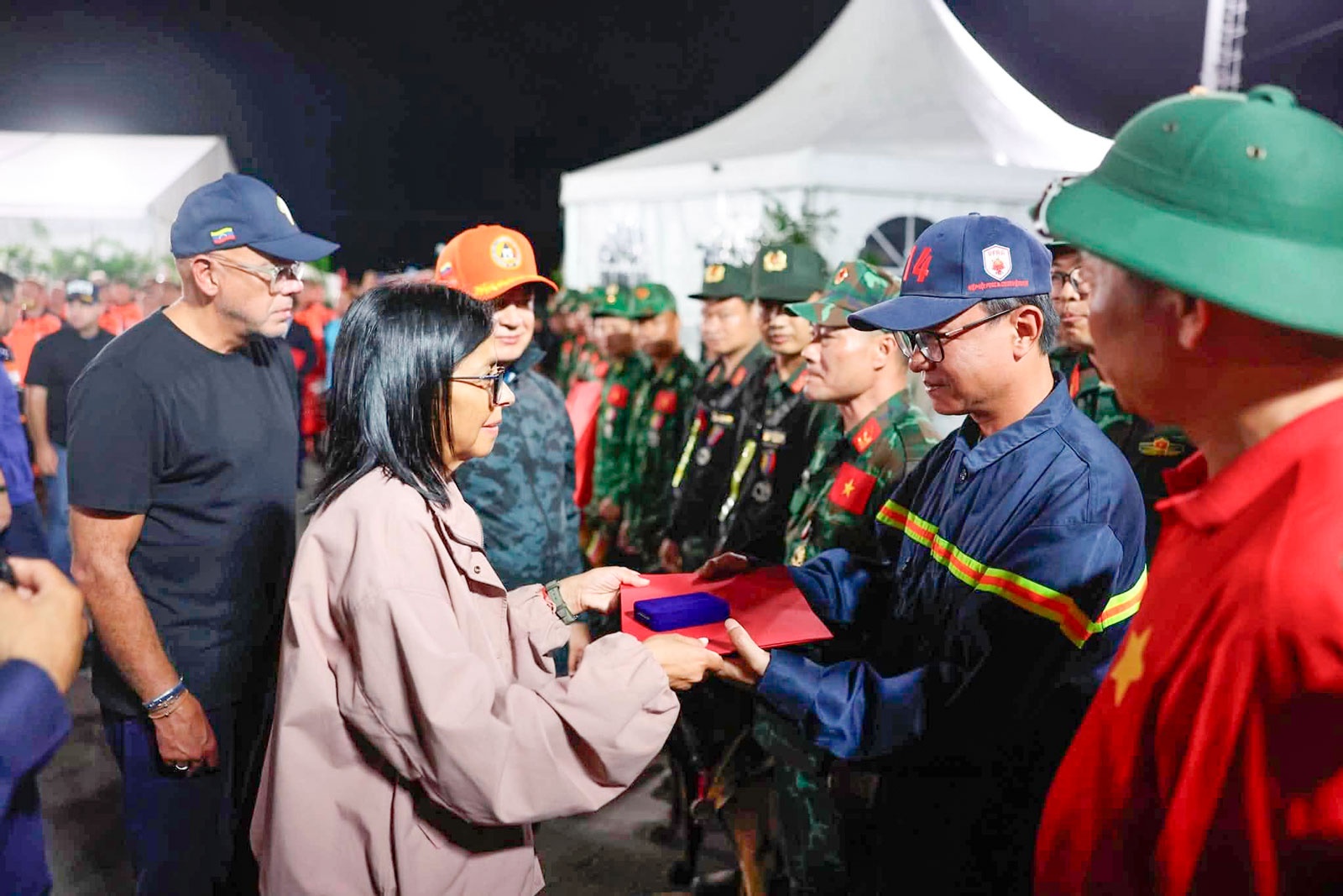 Tại doanh trại nơi đoàn Việt Nam đóng quân, tối 3/7, Tổng thống lâm thời Venezuela Delcy Rodríguez đã đến tận nơi thăm hỏi, động viên và trao thư cảm ơn đoàn.