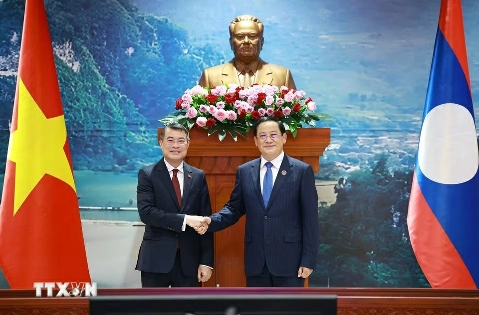 Prime Minister Le Minh Hung meets with Lao National Assembly President Sonexay Siphandone in Vientiane