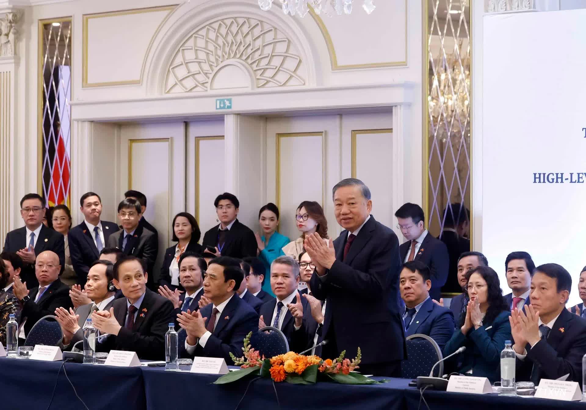 Tổng Bí thư, Chủ tịch nước Tô Lâm và các đại biểu tham dự Tọa đàm với lãnh đạo doanh nghiệp tiêu biểu châu Âu và Bỉ.
