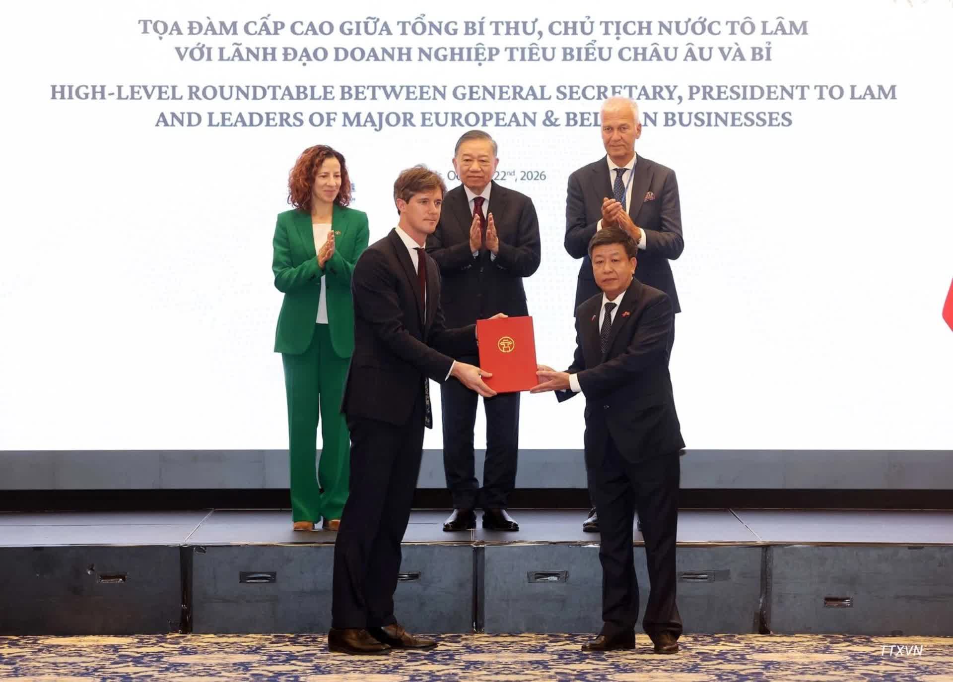 Tổng Bí thư, Chủ tịch nước Tô Lâm chứng kiến trao thỏa thuận hợp tác giữa các doanh nghiệp.