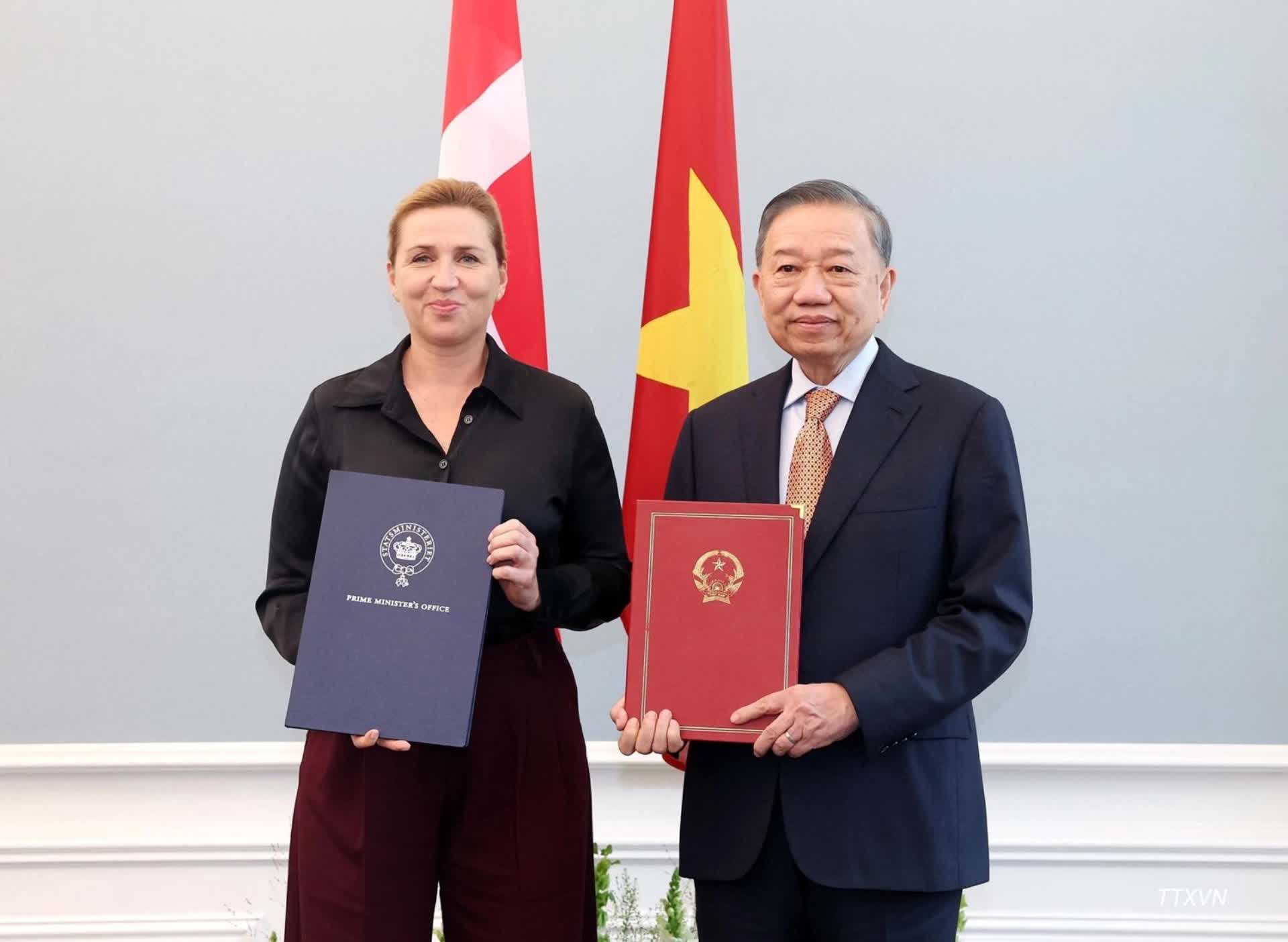 Tổng Bí thư, Chủ tịch nước Tô Lâm và Thủ tướng Đan Mạch Mette Frederiksen trao Tuyên bố chung về việc thiết lập quan hệ Đối tác chiến lược toàn diện Việt Nam-Đan Mạch. 