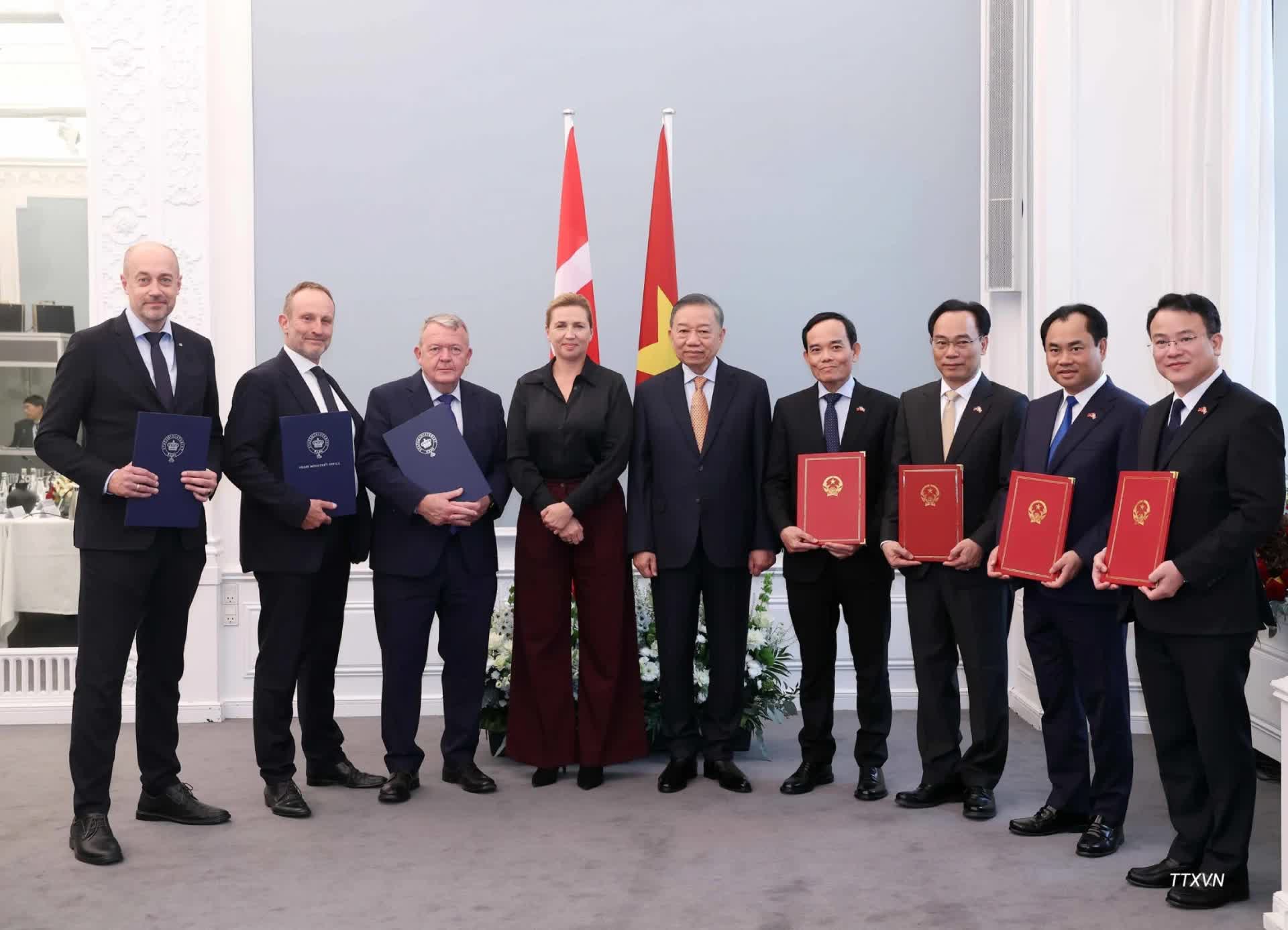 Tổng Bí thư, Chủ tịch nước Tô Lâm và Thủ tướng Đan Mạch Mette Frederiksen chứng kiến lễ trao các văn kiện hợp tác giữa các bộ, ngành, cơ quan và doanh nghiệp hai nước. 