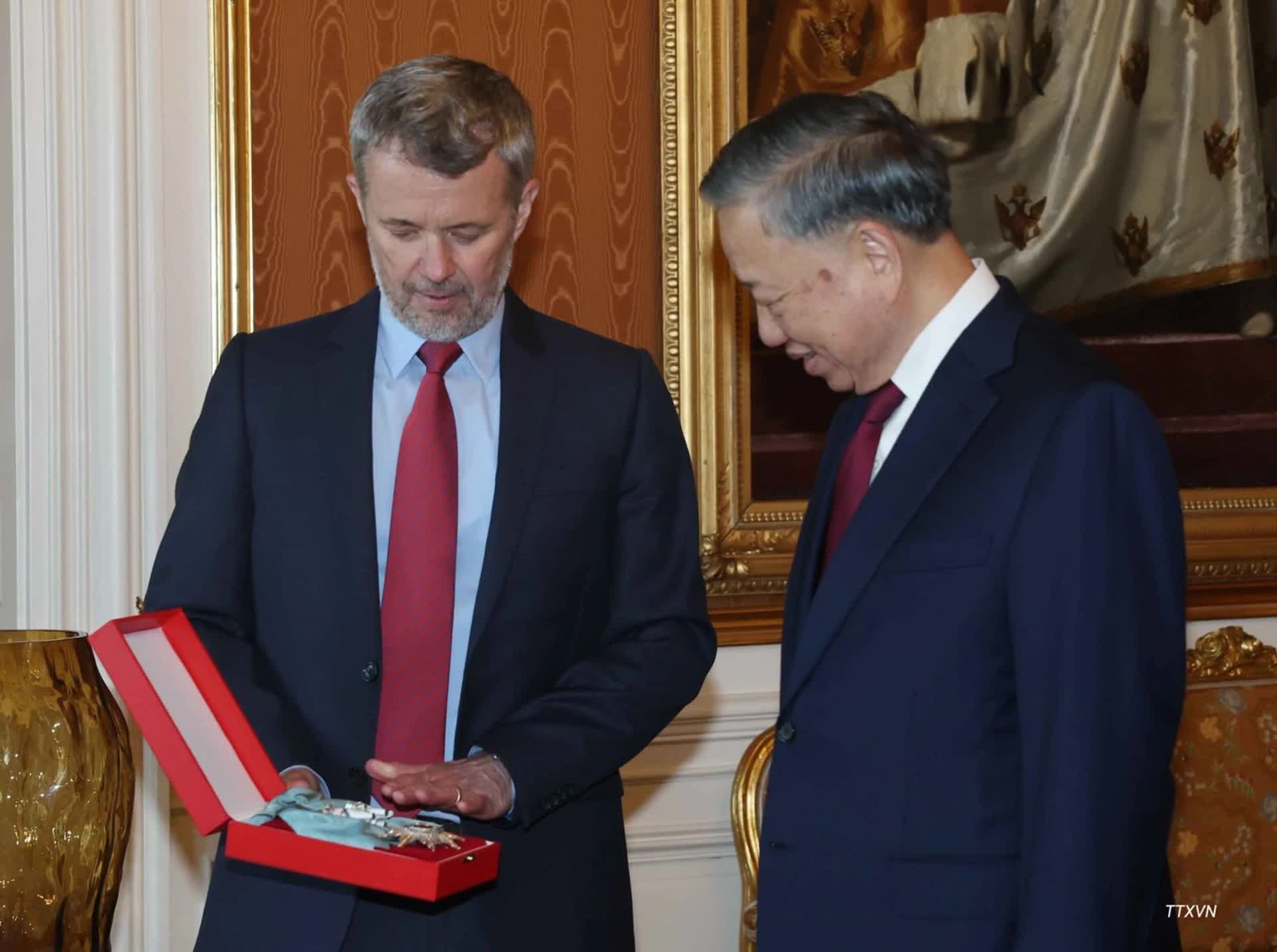 Nhà vua Frederik X trao tặng Tổng Bí thư, Chủ tịch nước Tô Lâm Huân chương Voi - huân chương cao quý nhất của Vương quốc Đan Mạch. 