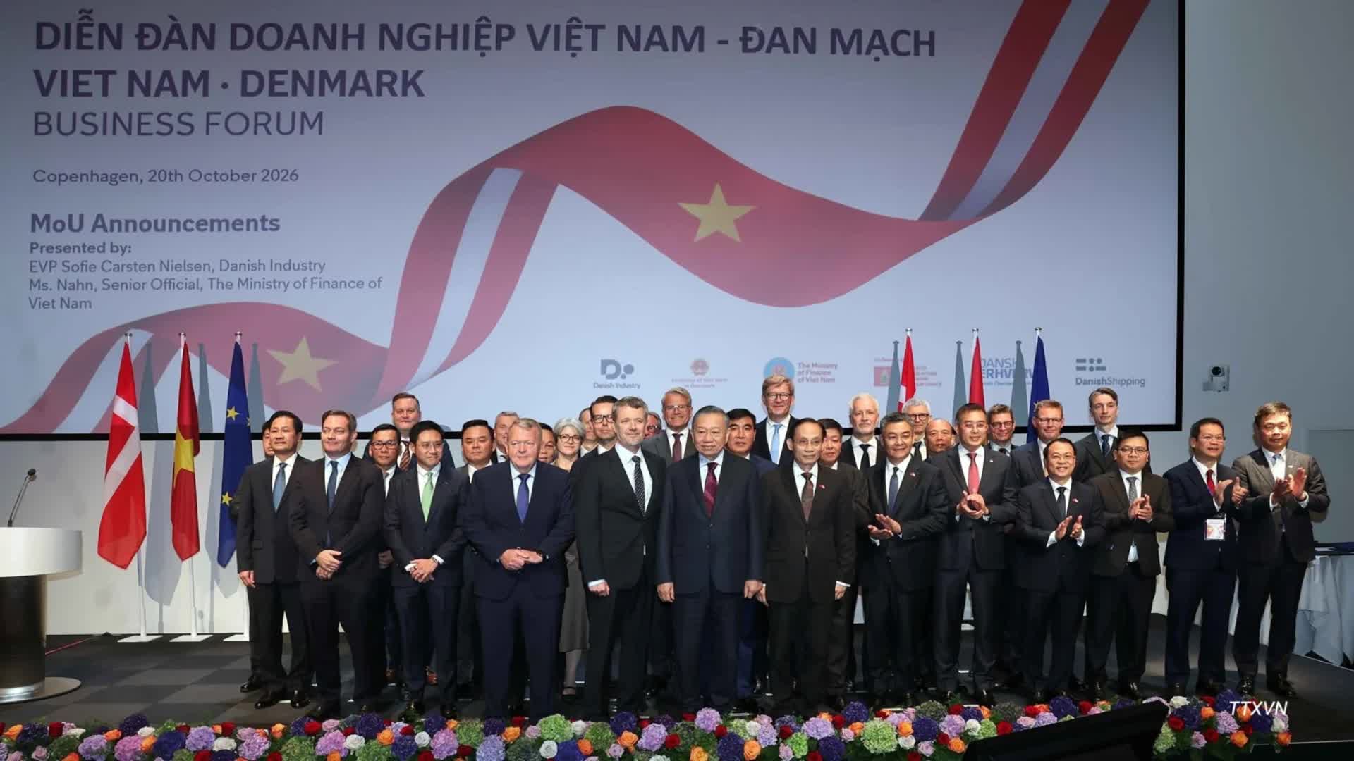 Tổng Bí thư, Chủ tịch nước Tô Lâm và Nhà vua Đan Mạch Frederik X cùng các đại biểu và các doanh nghiệp hai nước. 