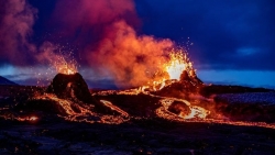 Cận cảnh dung nham phun ra từ khe nứt mới tại núi lửa hơn 6.000 năm tuổi ở Iceland
