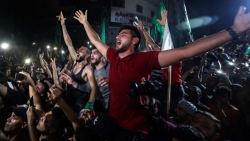Người dân Palestine đổ xuống đường, rộn ràng ăn mừng thoả thuận ngừng bắn giữa Israel-Hamas