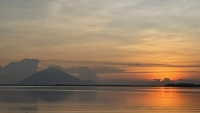 Ngắm hoàng hôn trên lòng hồ thủy lợi lớn nhất Việt Nam