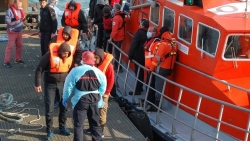 Pháp giải cứu hơn 100 người trên eo biển Manche