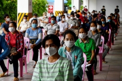 Covid-19: Malaysia số ca mắc cao chưa từng thấy, Campuchia tiêm chủng theo "Chiến lược nở hoa"