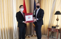 Dịch Covid-19: Đại sứ quán Việt Nam tặng khẩu trang cho Cơ quan Phát triển tài chính quốc tế Hoa Kỳ