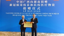 Quảng Tây (Trung Quốc) trao tặng các địa phương Việt Nam lô vật tư y tế phòng chống dịch Covid-19