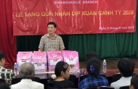 Tổng Lãnh sự quán Việt Nam tại Preah Sihanouk trao quà cho các gia đình người Việt khó khăn
