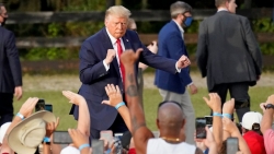 Về quê mở văn phòng đại diện - Động thái đầu tiên của ông Trump khi Hạ viện chuyển bản luận tội lên Thượng viện