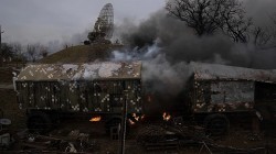 Xung đột Nga-Ukraine: Moscow hạ Su-27, Kiev phá cầu để cản bước; tình hình người Việt vẫn ổn định