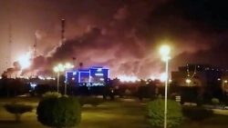 Vật thể bay lao thẳng cơ sở phân phối dầu ở Saudi Arabia, một bồn chứa bốc cháy dữ dội